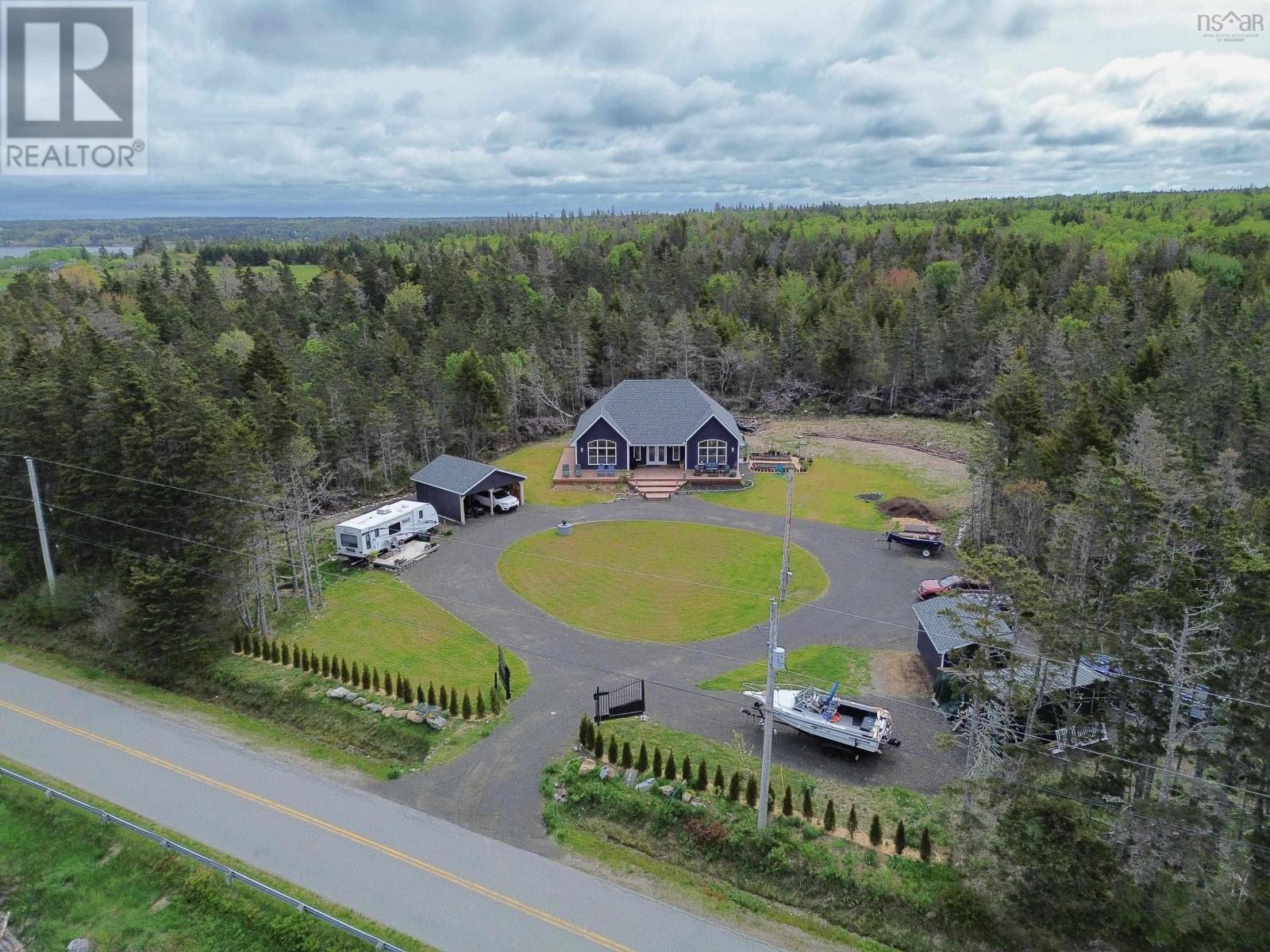 684 Riverside Road Property Photo 3