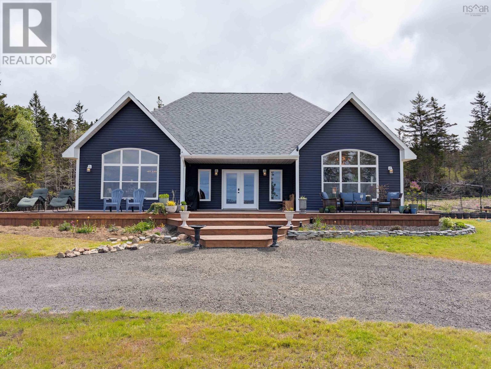 684 Riverside Road Property Photo 8
