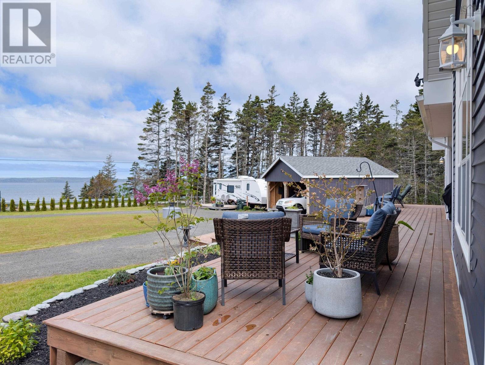 684 Riverside Road Property Photo 11
