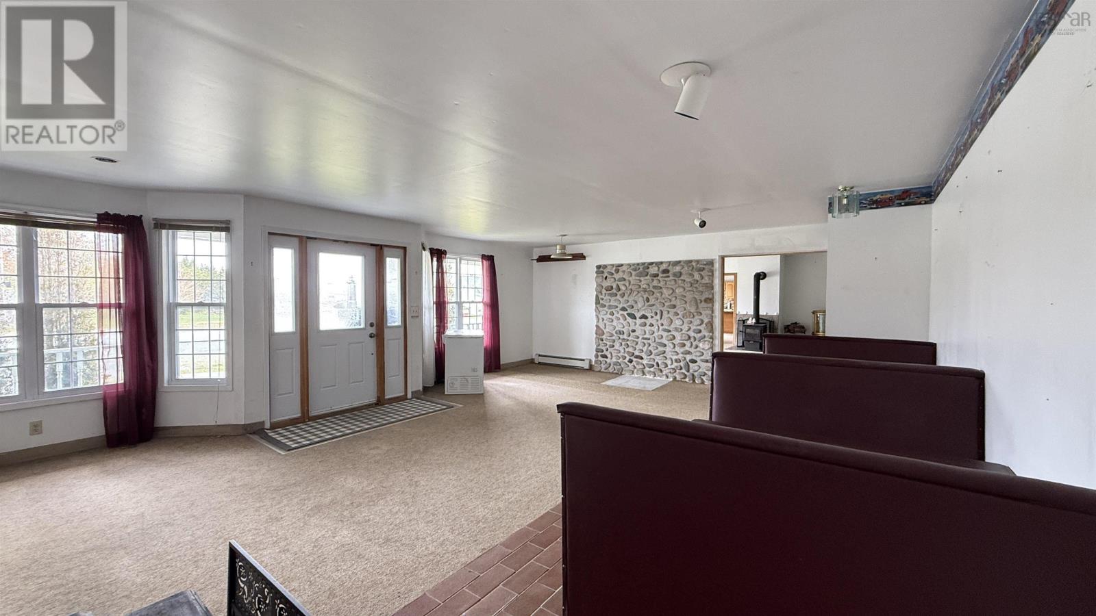 16989 Highway 7 Property Photo 7