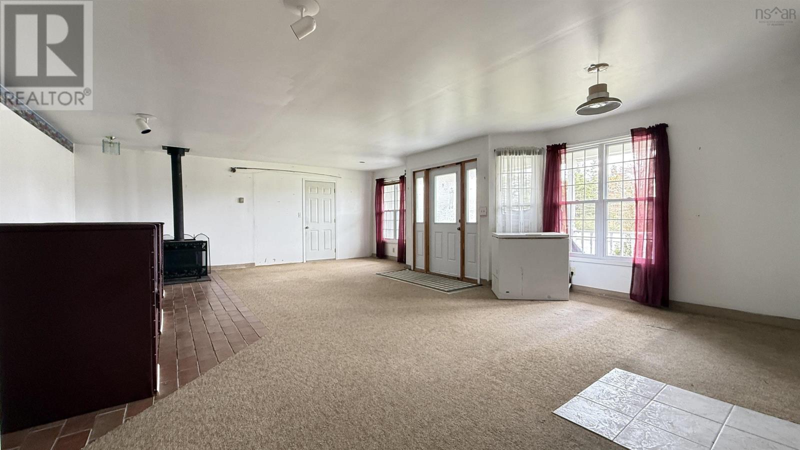 16989 Highway 7 Property Photo 8