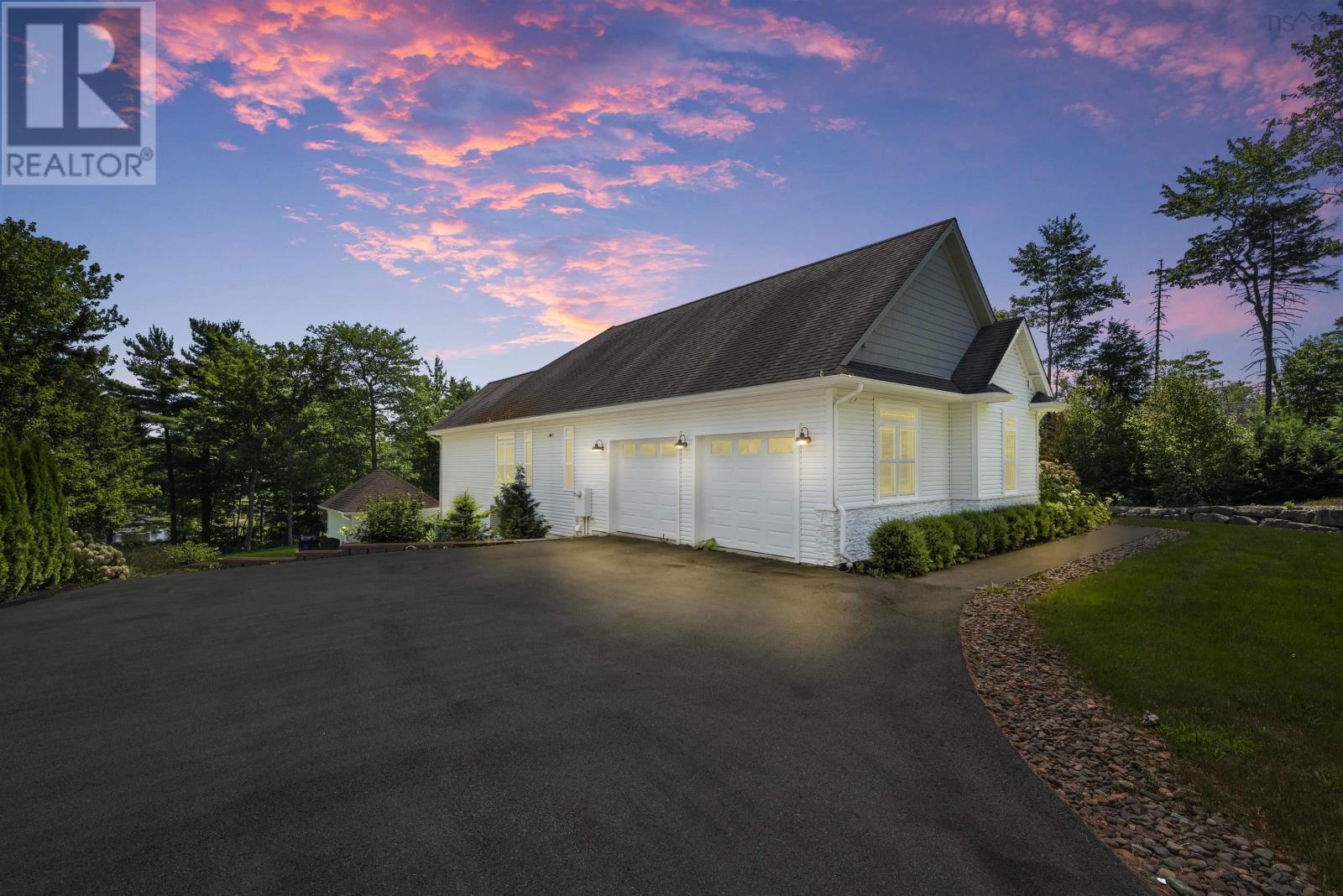 261 Aberdeen Drive Property Photo 2