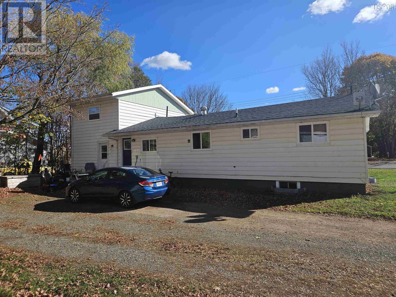 9 Thompson Road Property Photo 5