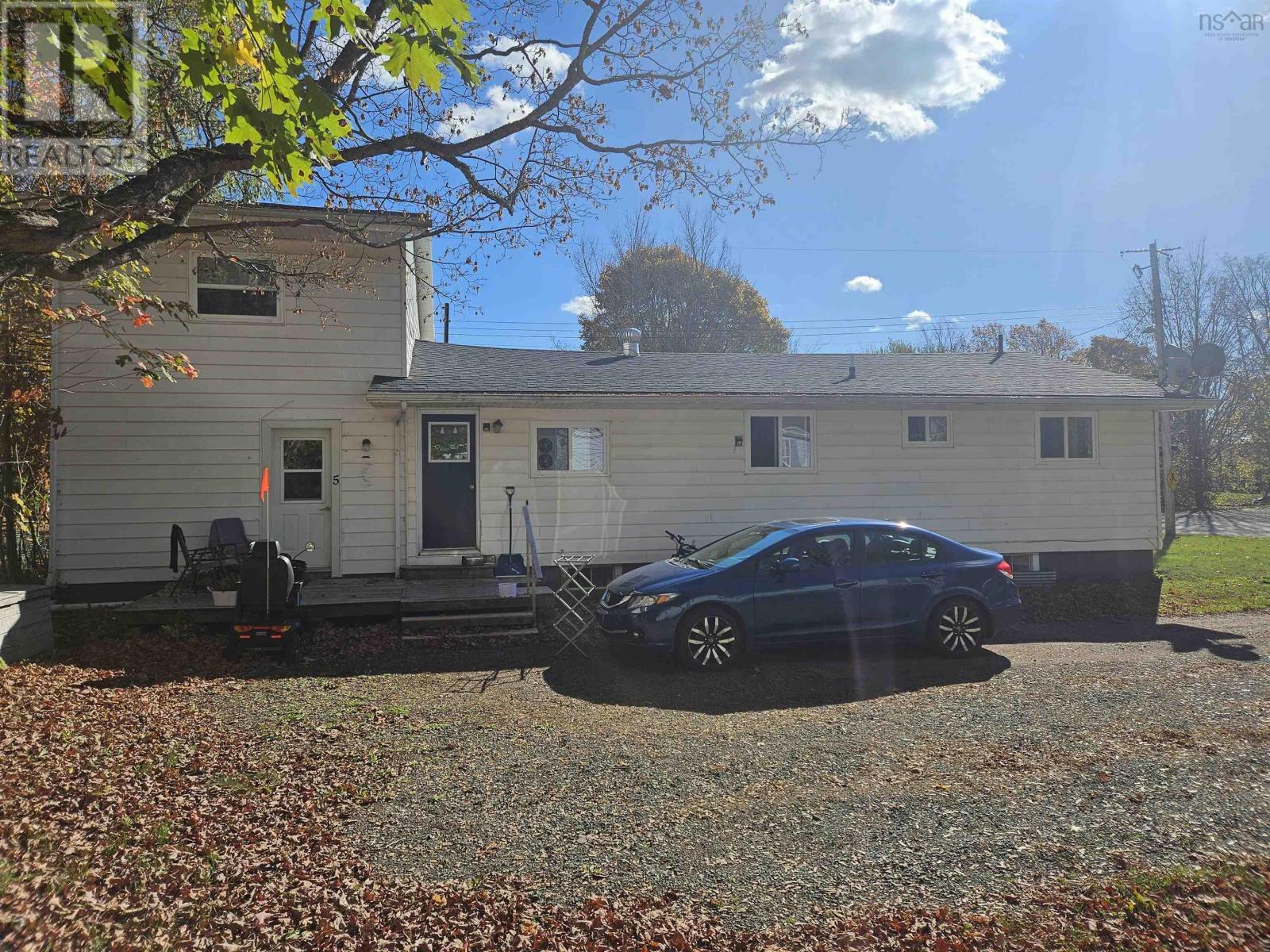 9 Thompson Road Property Photo 6