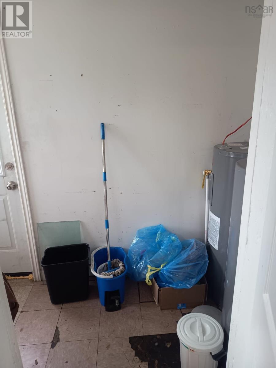 180 Bay Street Property Photo 11