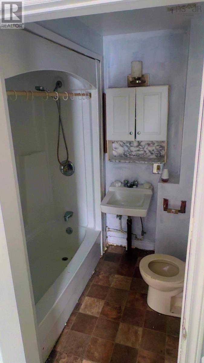 180 Bay Street Property Photo 14