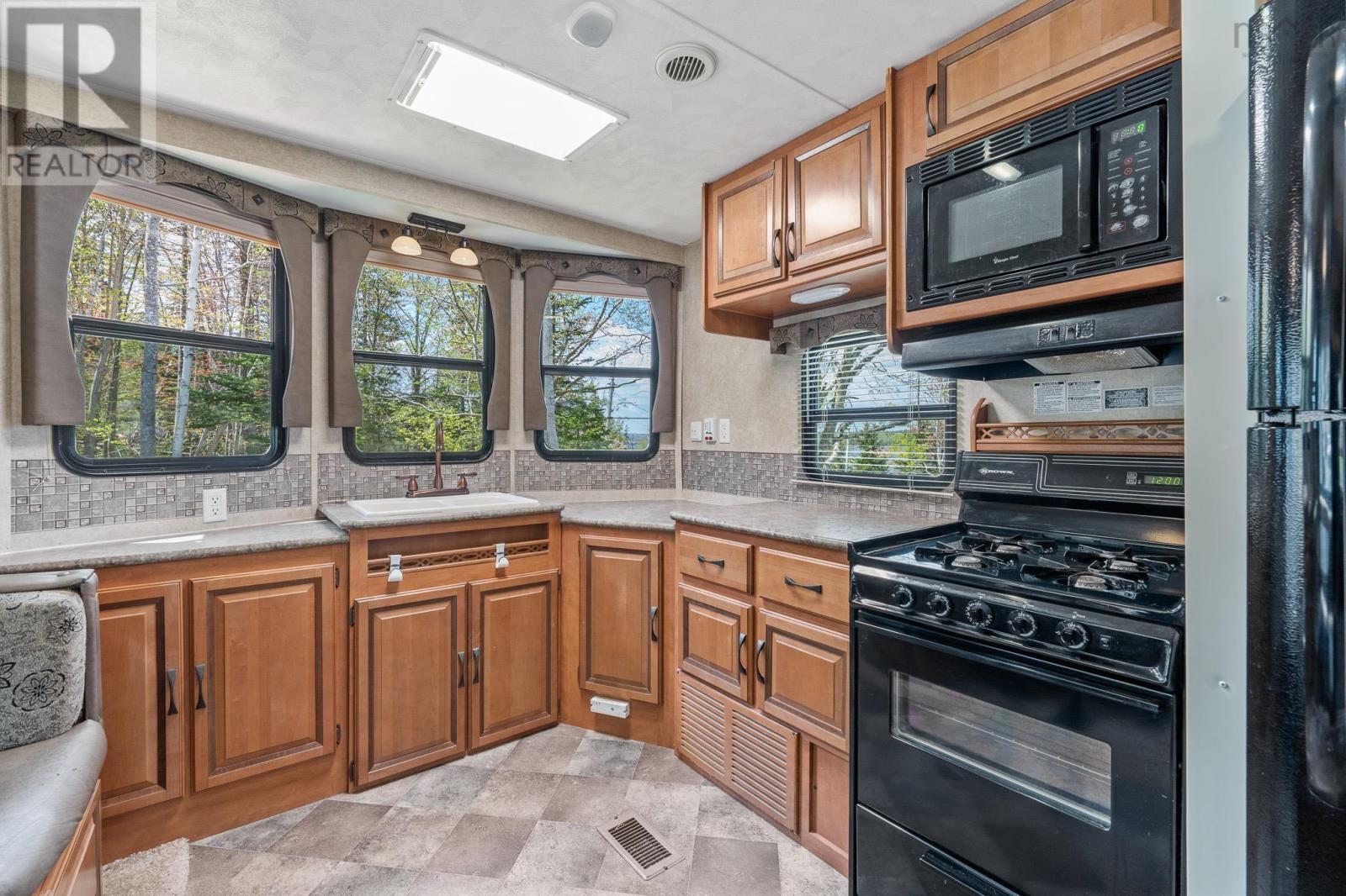 9286 Kempt Head Road Property Photo 16