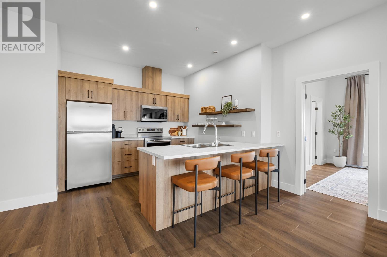 The Emerald 25 Capital Drive Property Photo 9