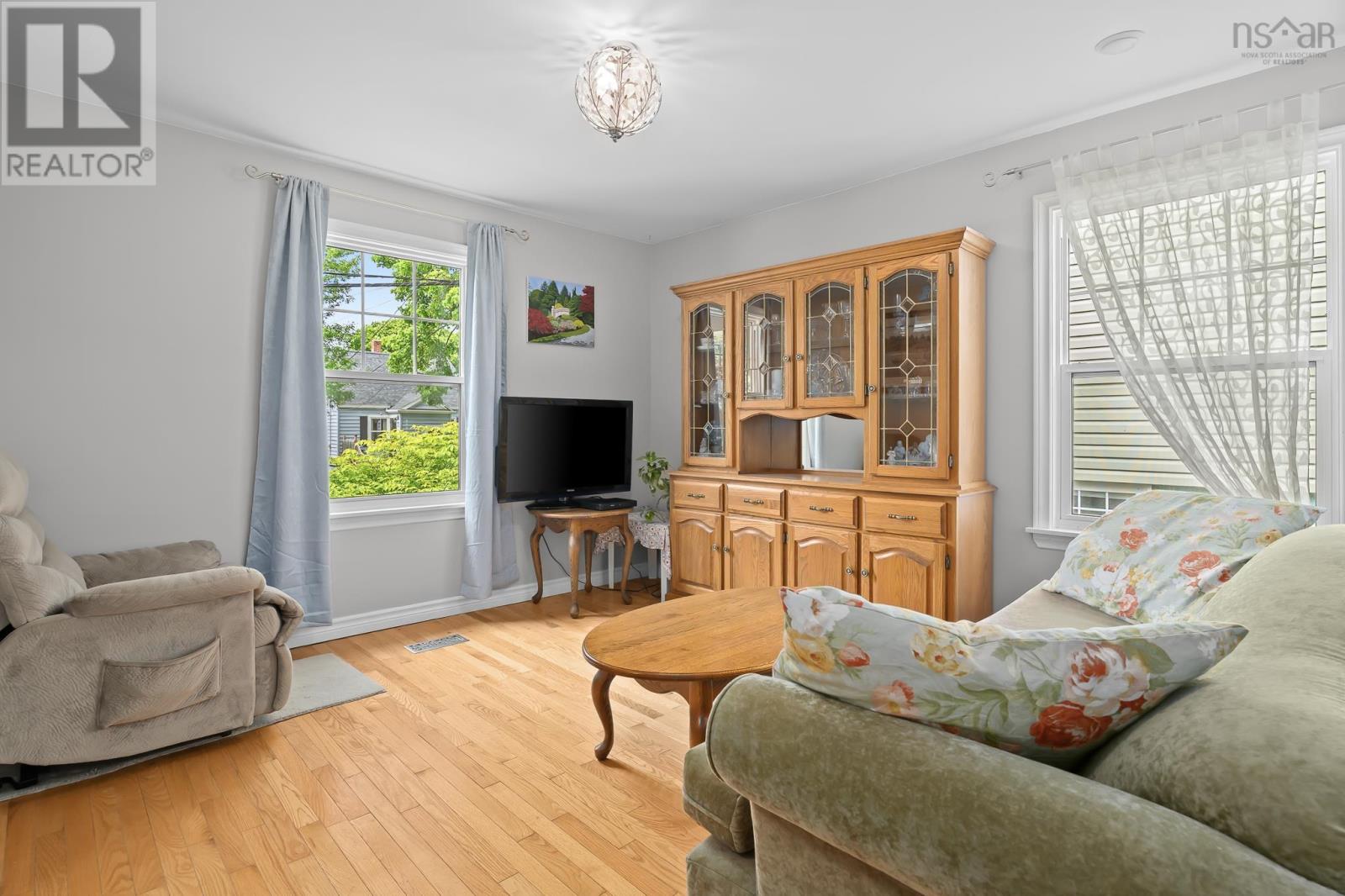 6474 Roslyn Road Property Photo 4