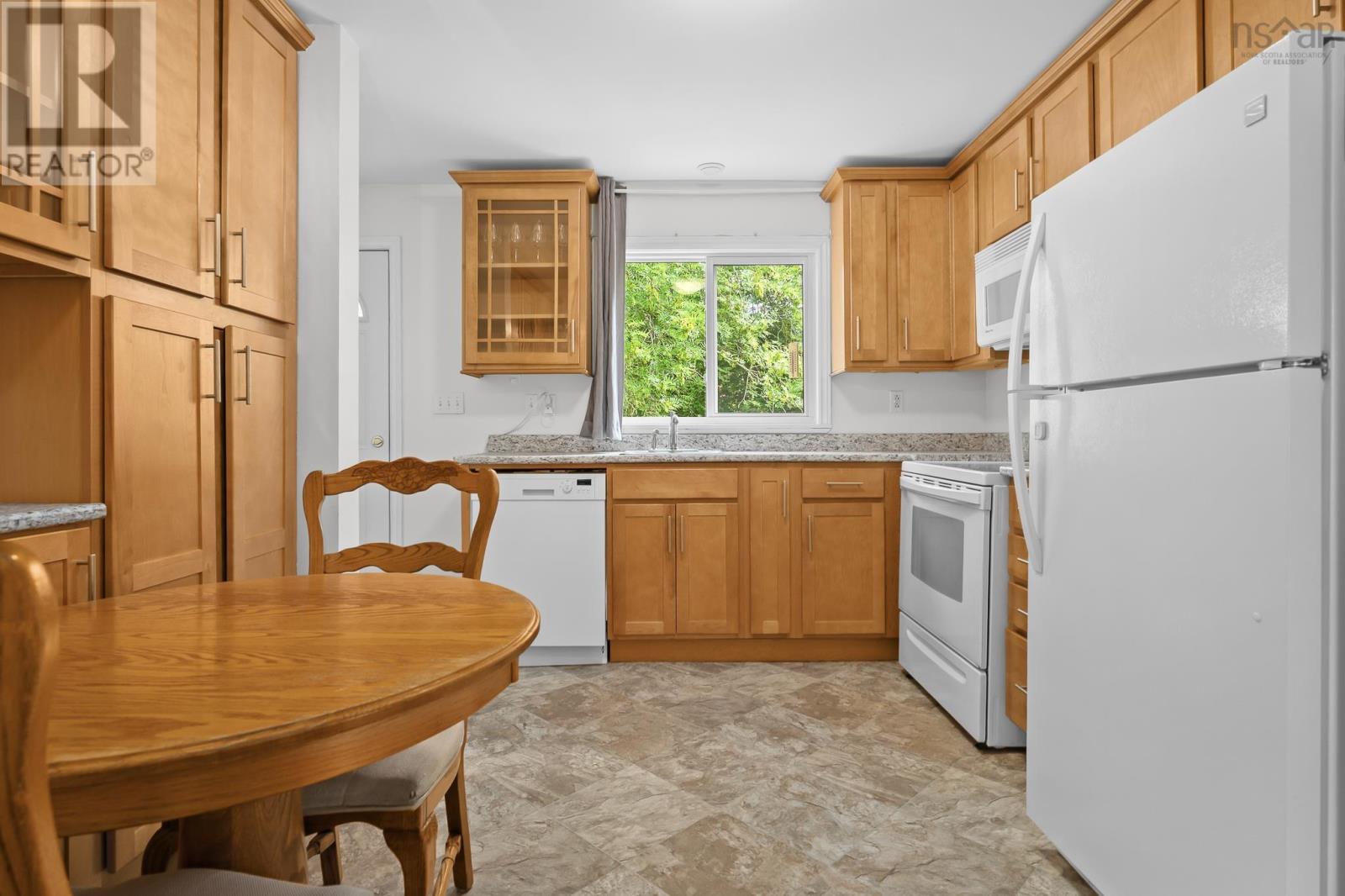 6474 Roslyn Road Property Photo 8