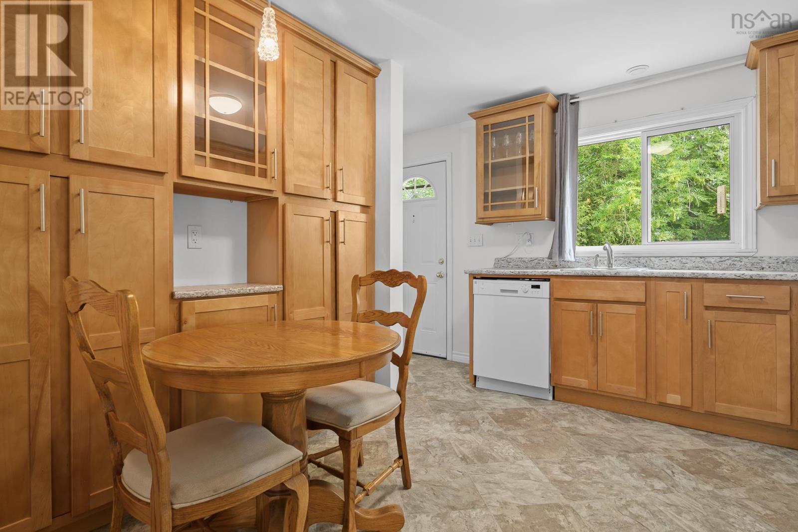 6474 Roslyn Road Property Photo 9