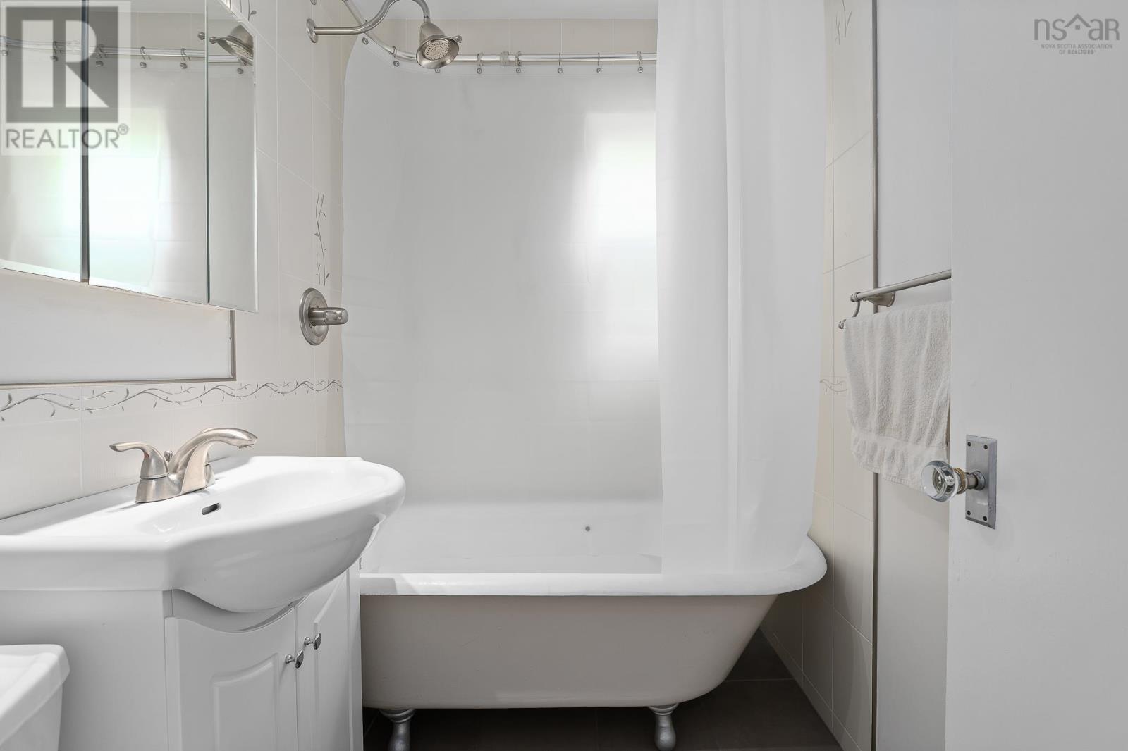 6474 Roslyn Road Property Photo 21