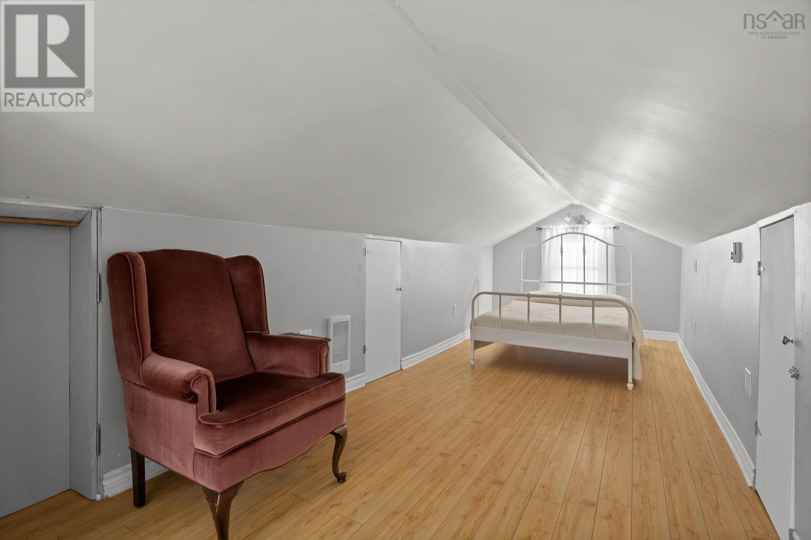 6474 Roslyn Road Property Photo 24