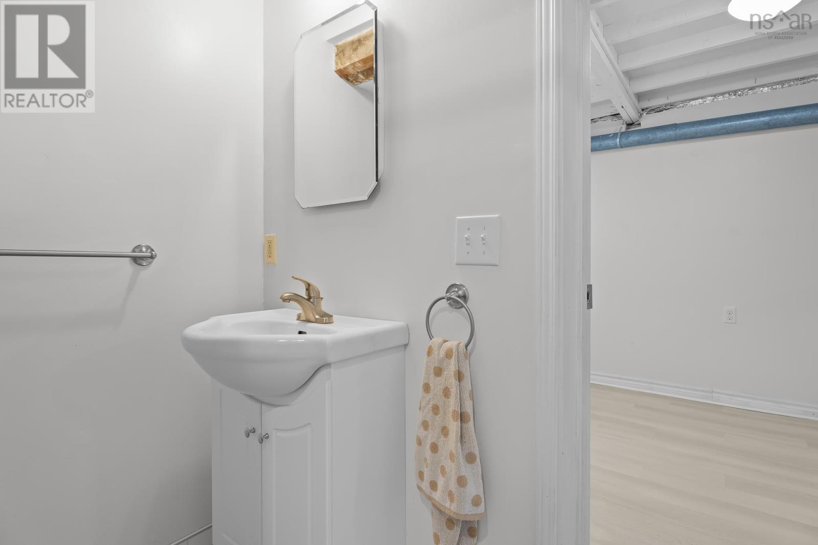 6474 Roslyn Road Property Photo 33