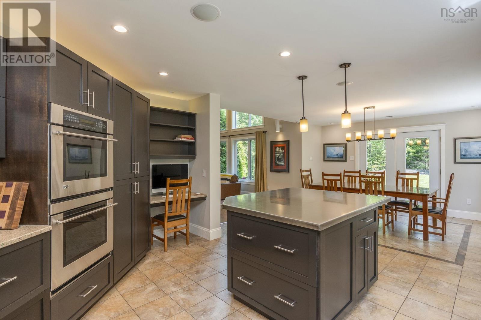 3 Queens Court W Property Photo 23