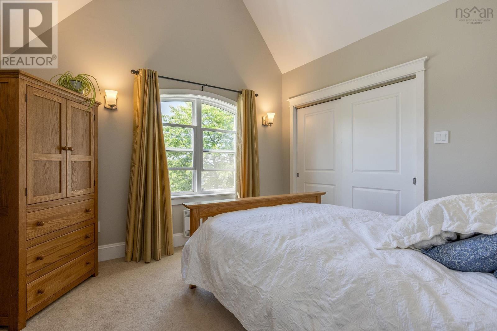 3 Queens Court W Property Photo 39