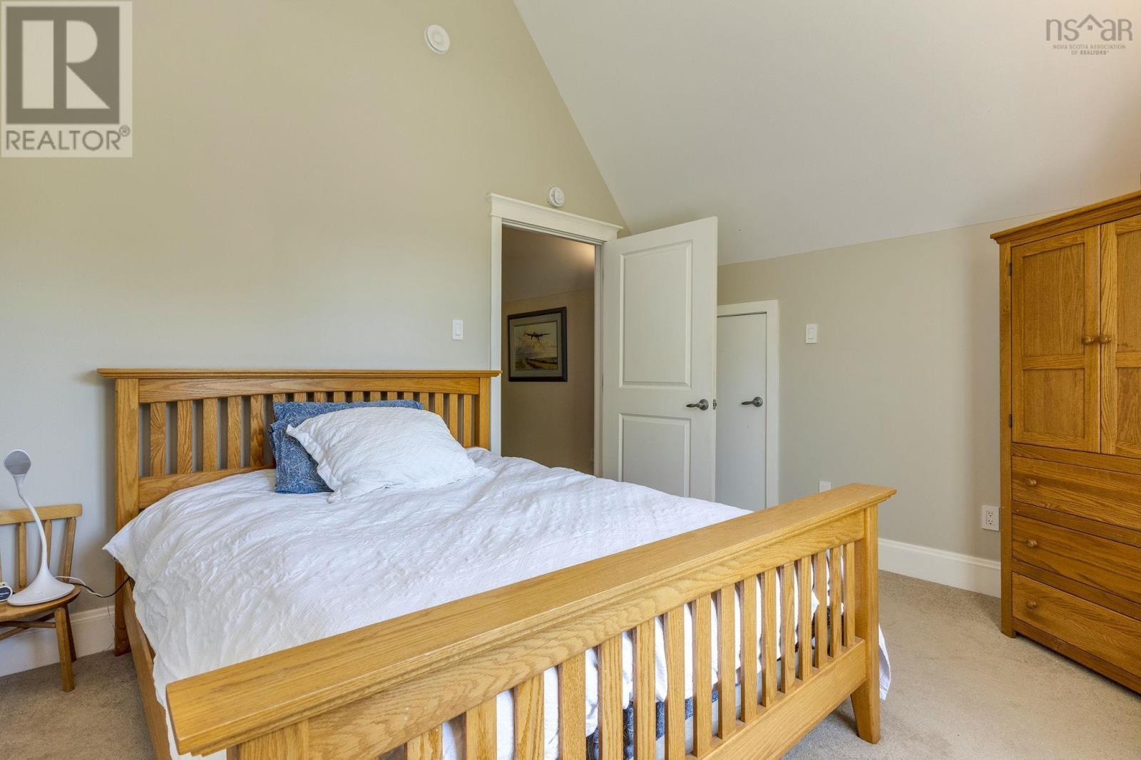 3 Queens Court W Property Photo 40