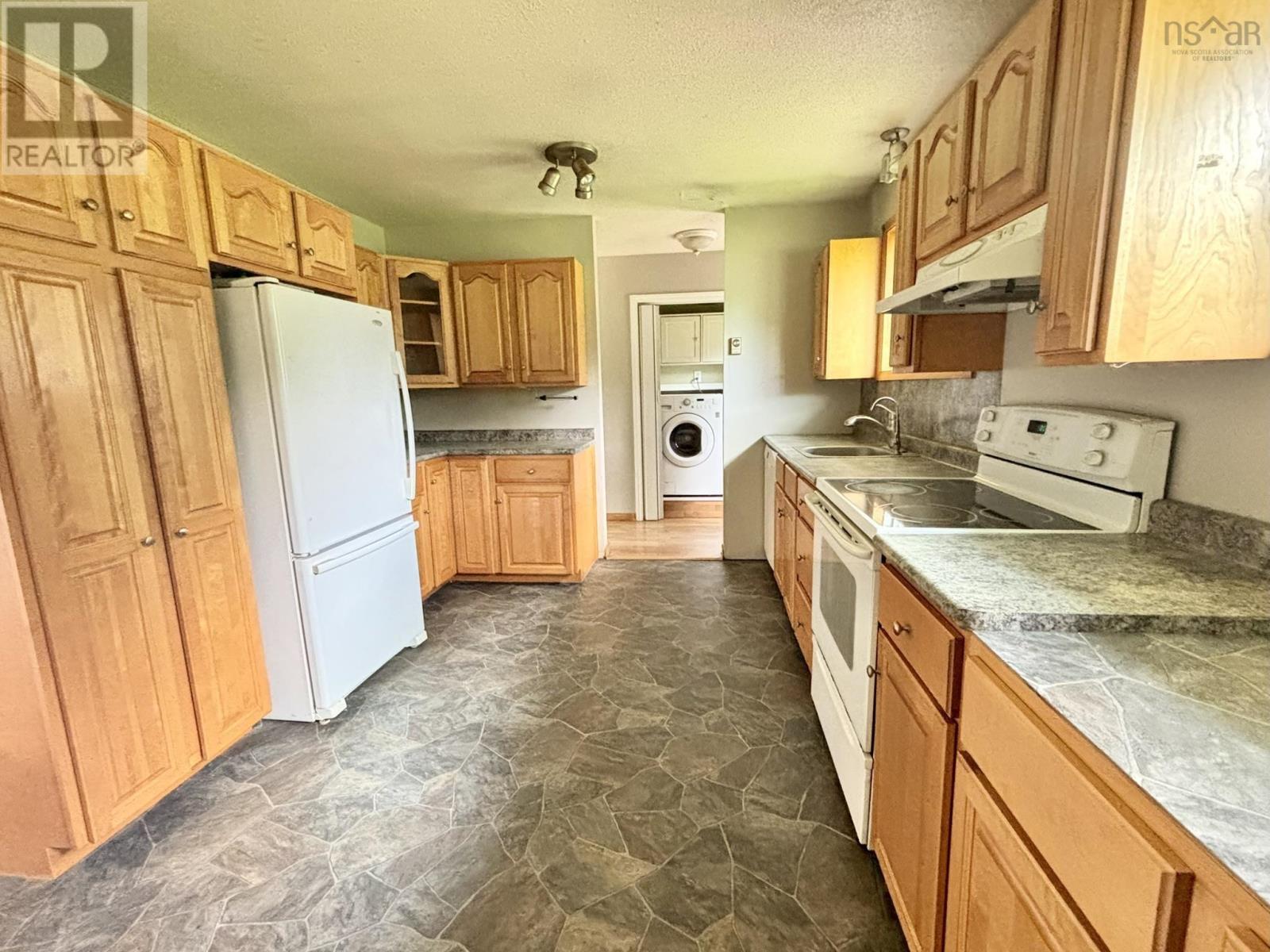 436 West Street Property Photo 4