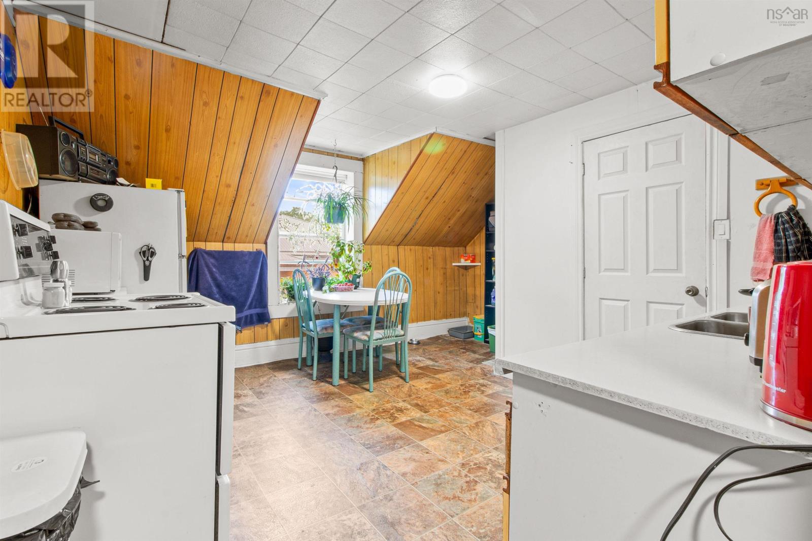 32 Pleasant Street Property Photo 18