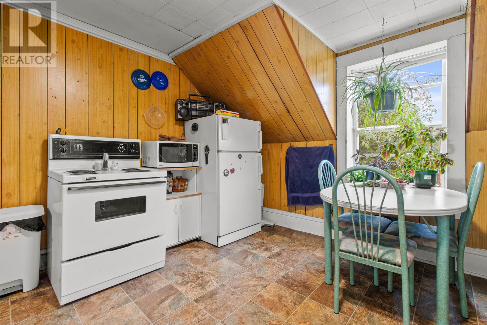 32 Pleasant Street Property Photo 19