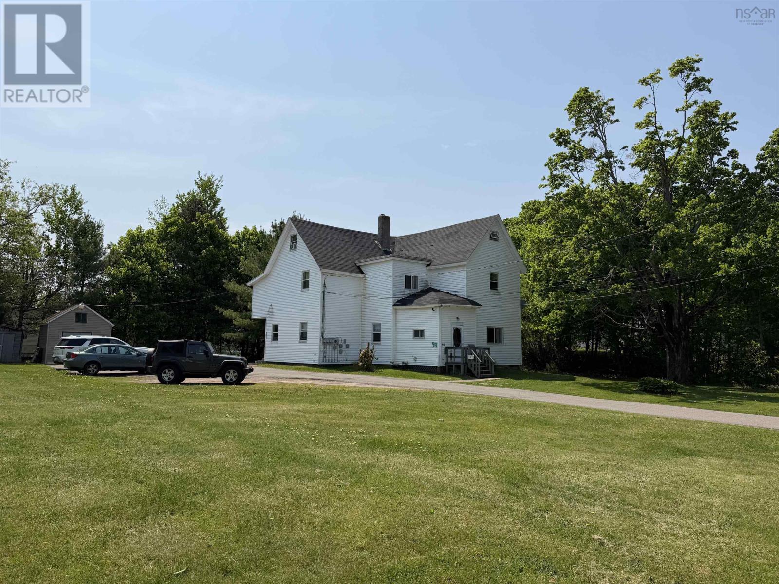 98 Victoria Street W Property Photo 2