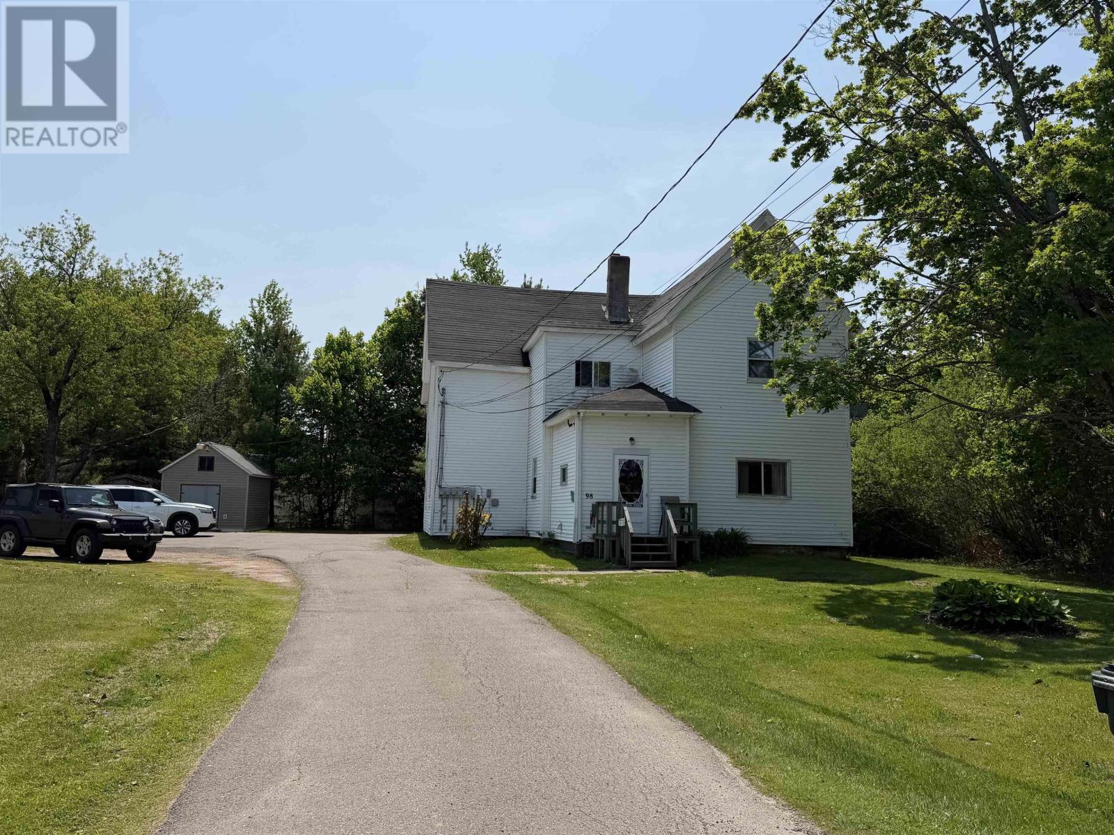 98 Victoria Street W Property Photo 3