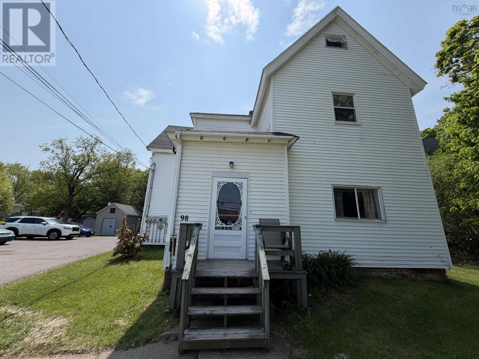 98 Victoria Street W Property Photo 4