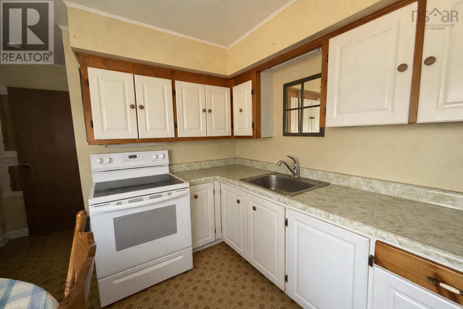 98 Victoria Street W Property Photo 5