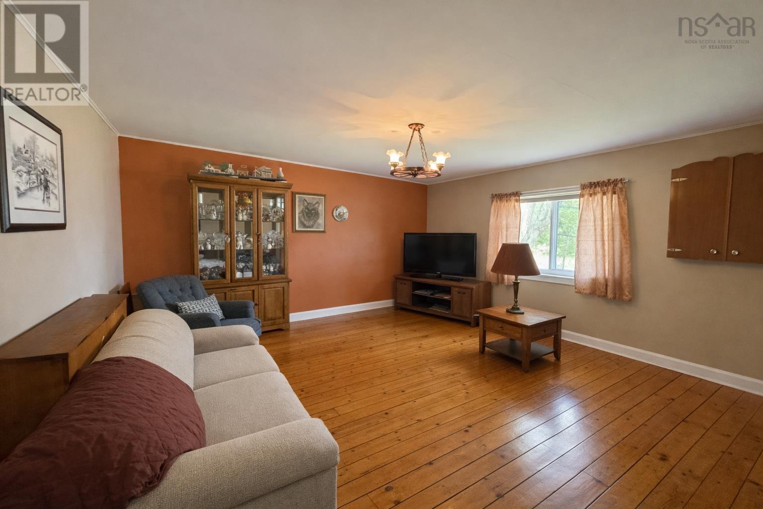 98 Victoria Street W Property Photo 6