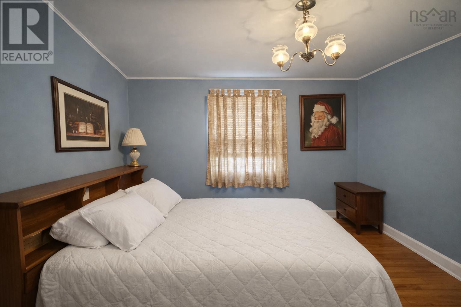 98 Victoria Street W Property Photo 7