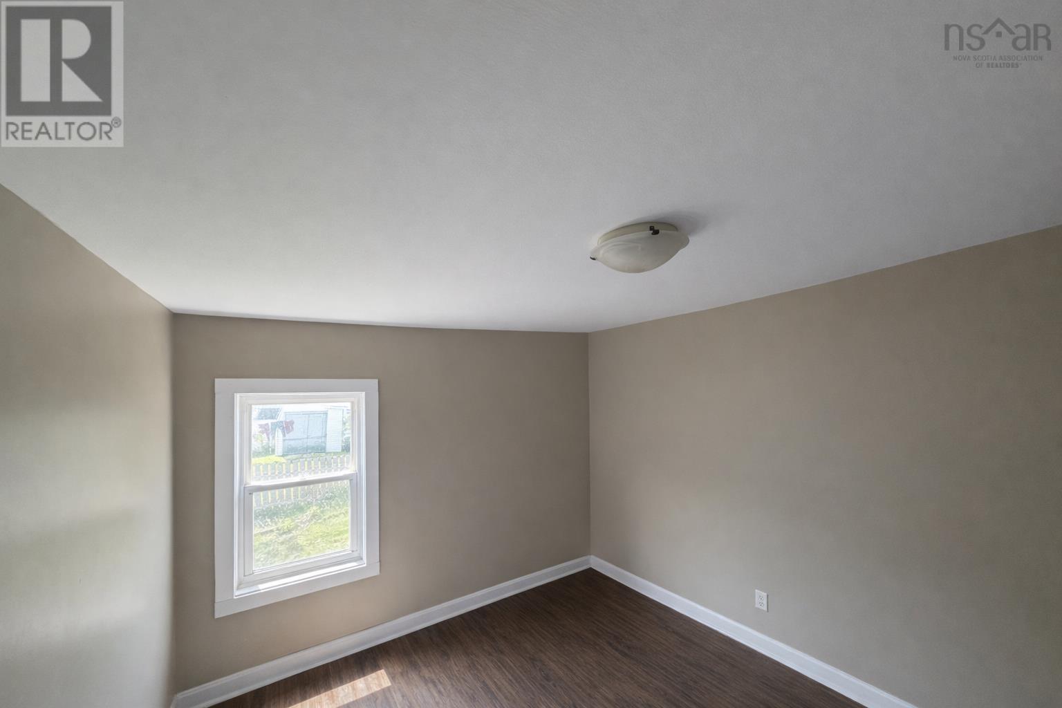98 Victoria Street W Property Photo 8