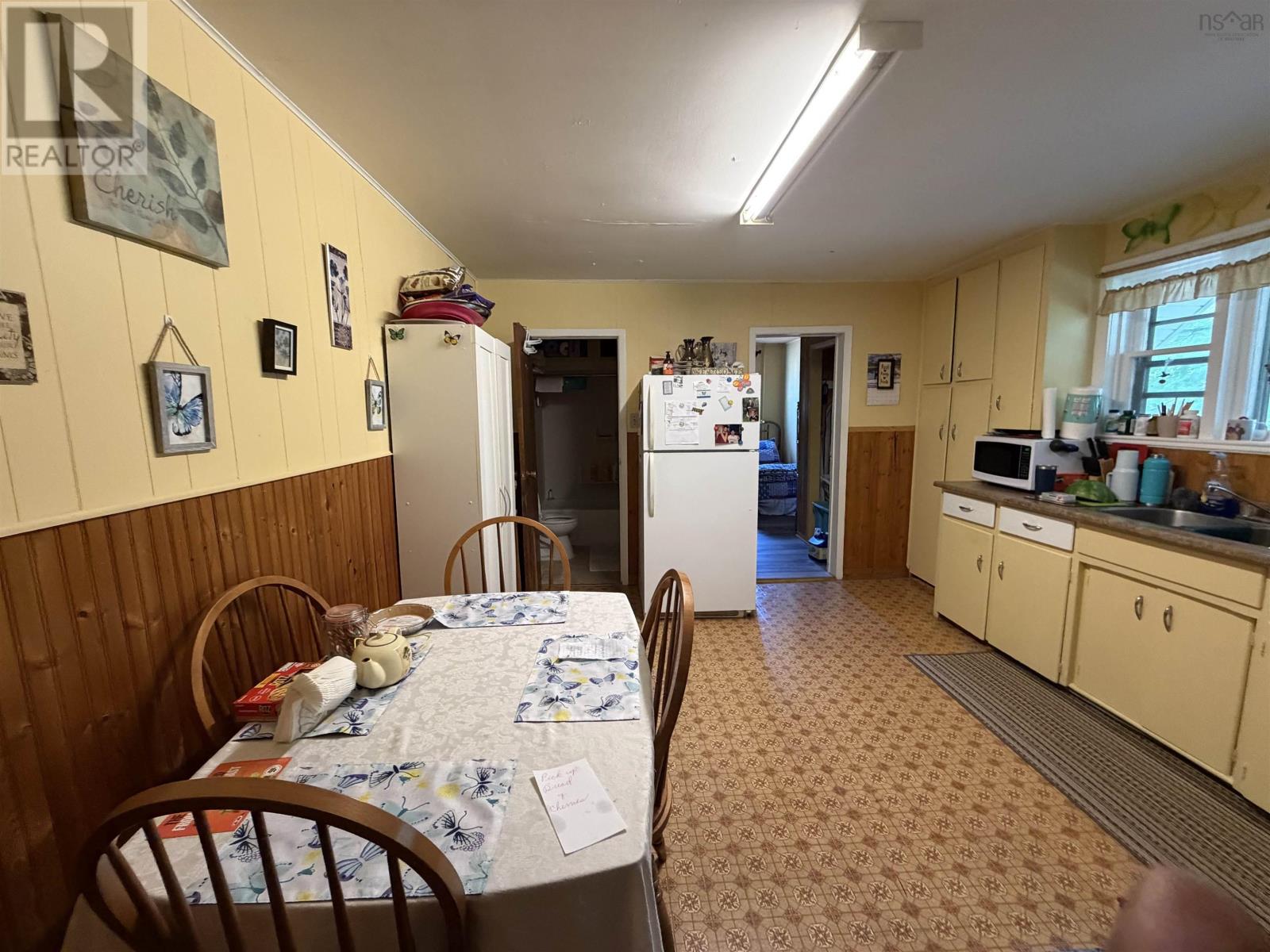 98 Victoria Street W Property Photo 11