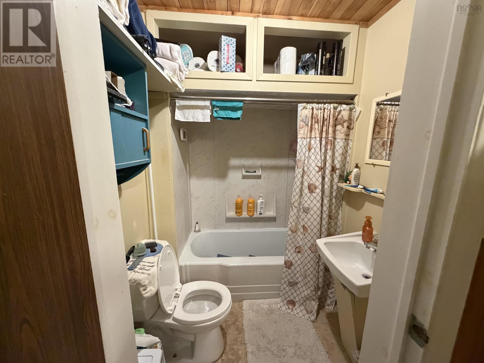 98 Victoria Street W Property Photo 13