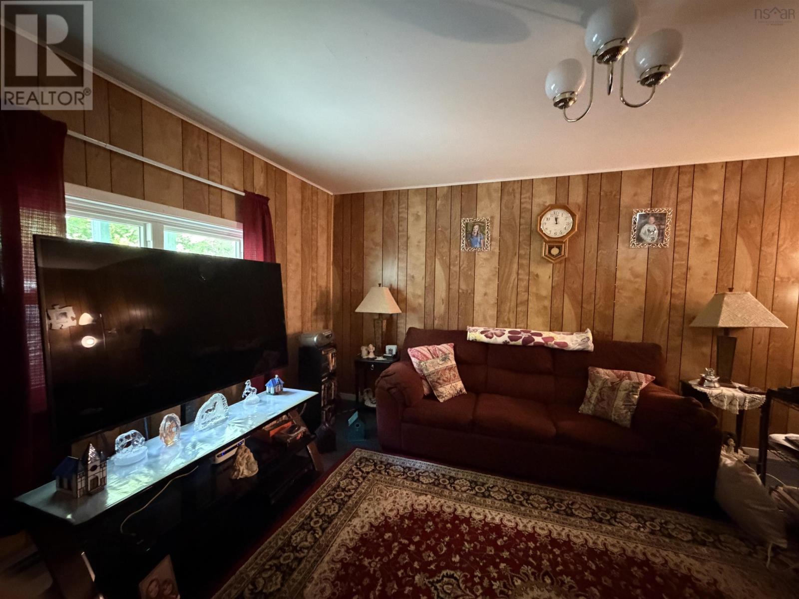 98 Victoria Street W Property Photo 14