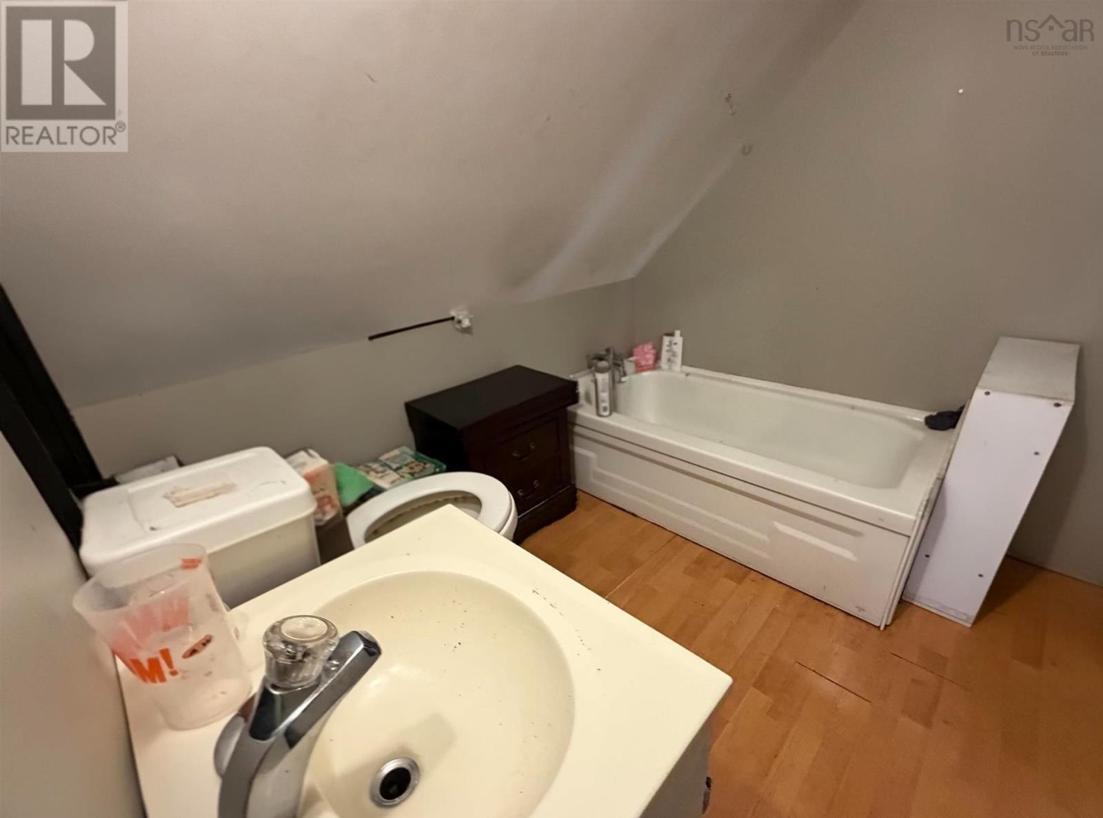 98 Victoria Street W Property Photo 24