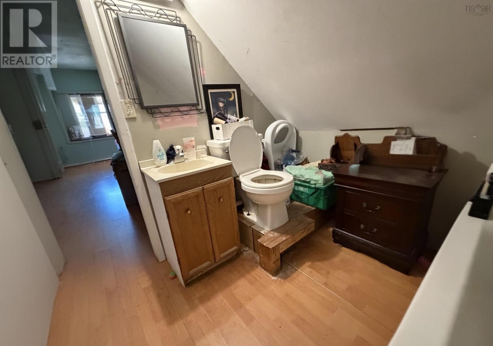 98 Victoria Street W Property Photo 29