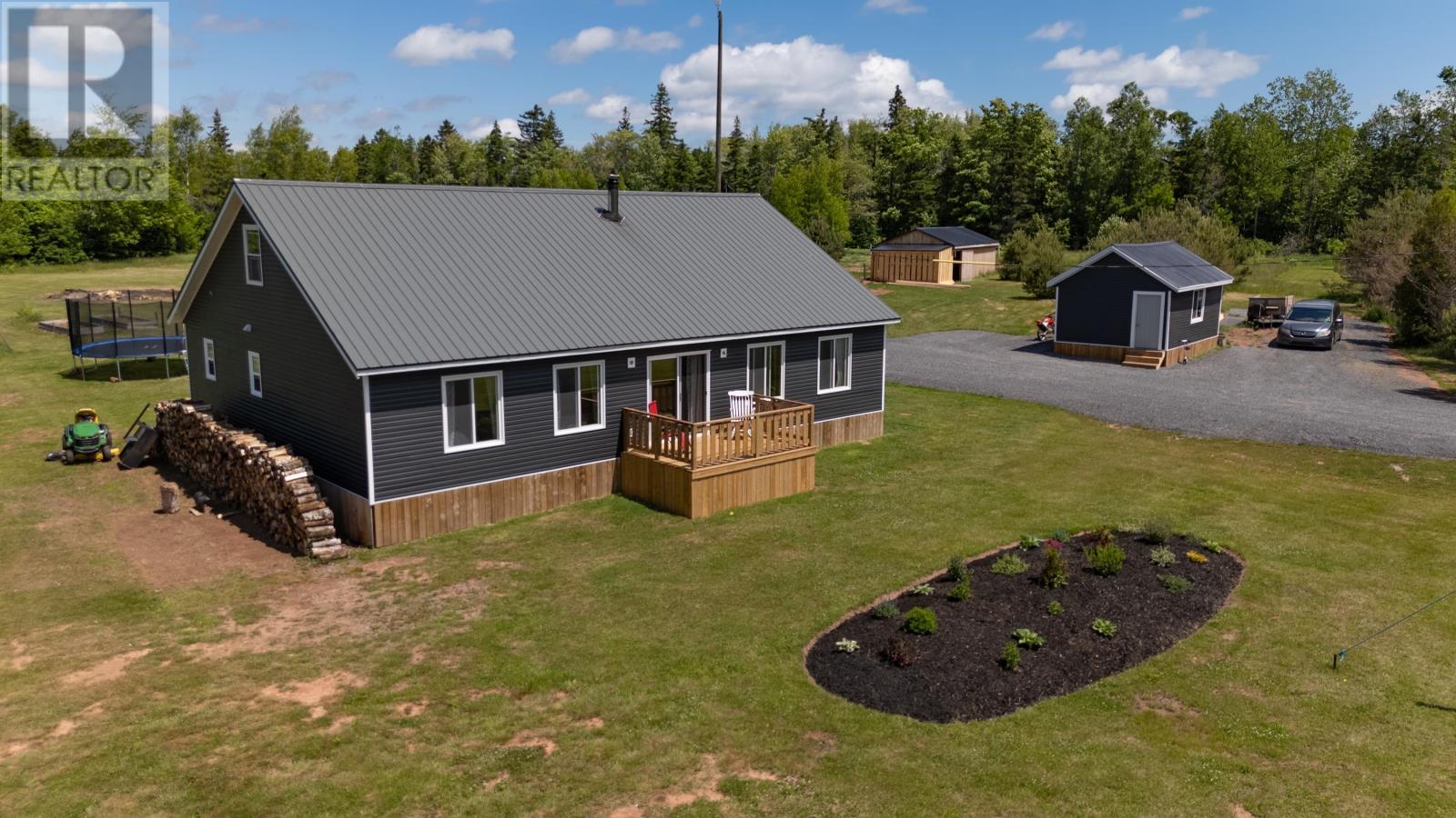 698 Line Road Property Photo 1