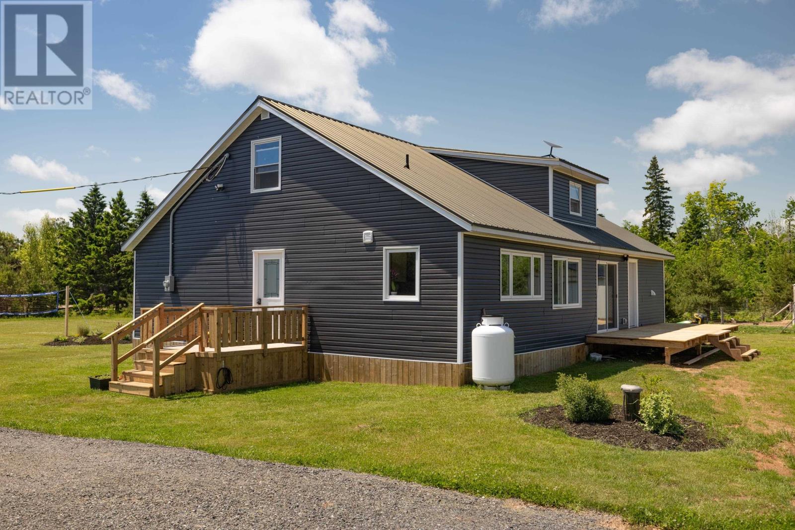 698 Line Road Property Photo 2