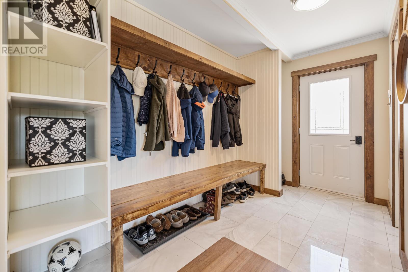 698 Line Road Property Photo 3