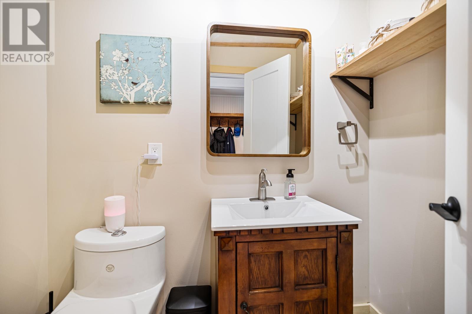 698 Line Road Property Photo 5