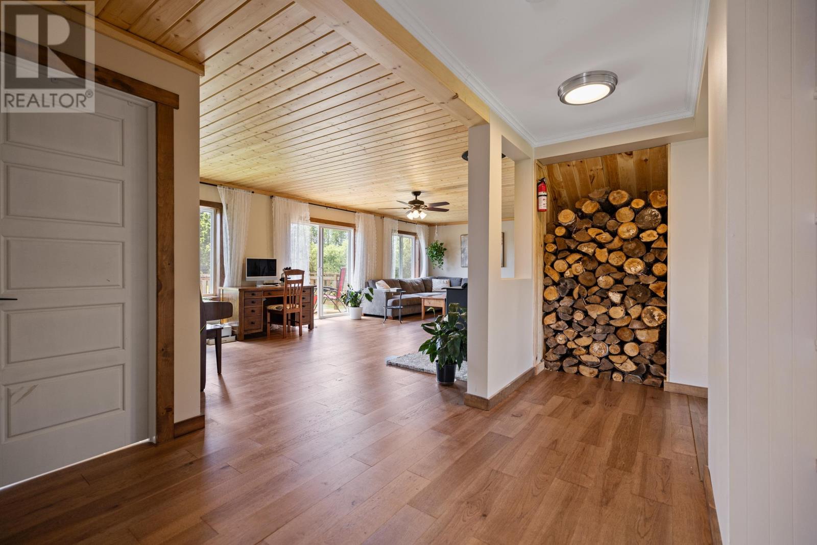 698 Line Road Property Photo 6