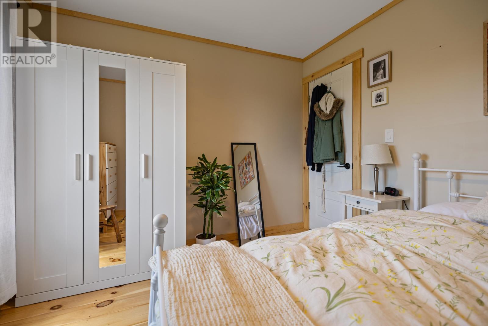 698 Line Road Property Photo 8