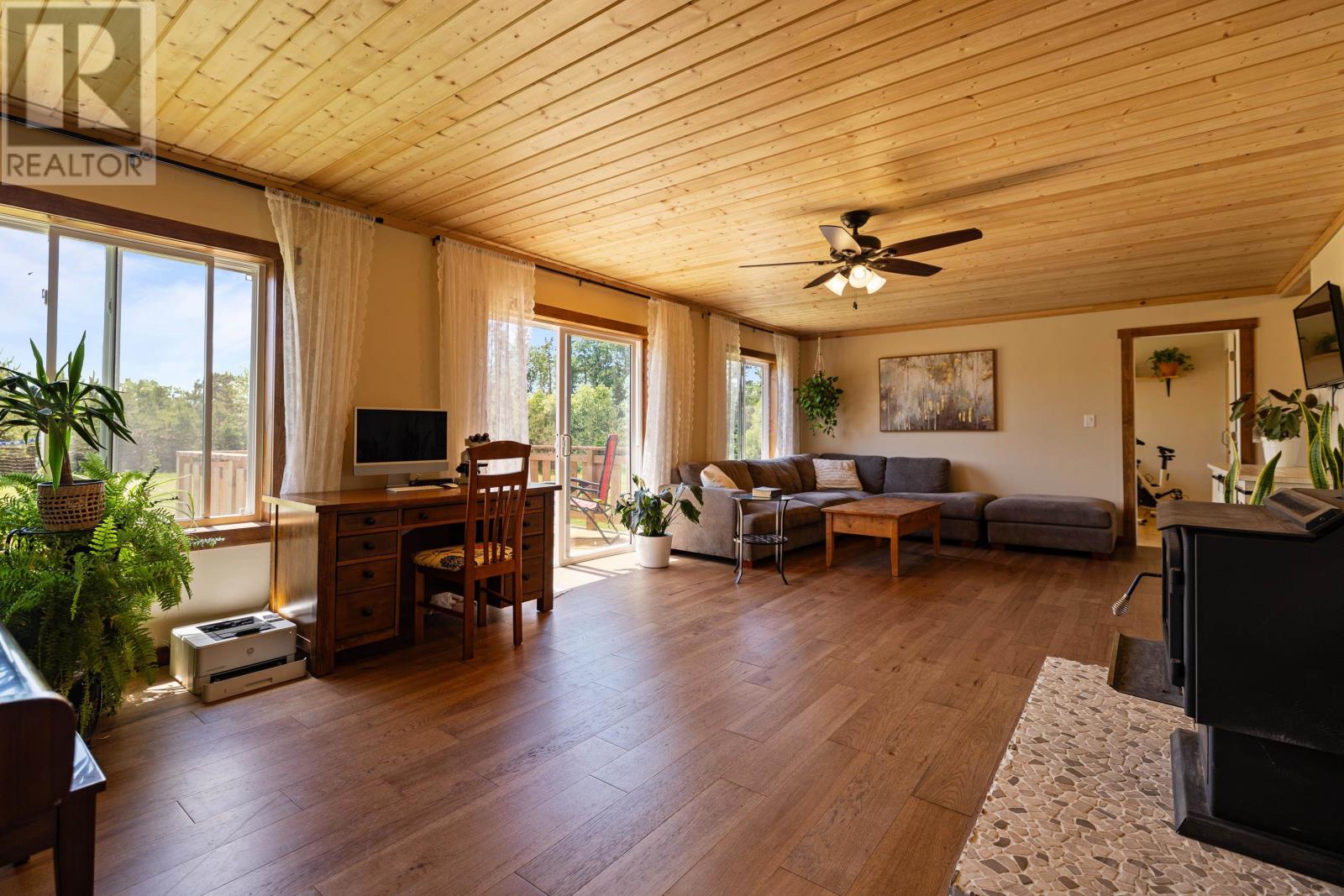 698 Line Road Property Photo 9