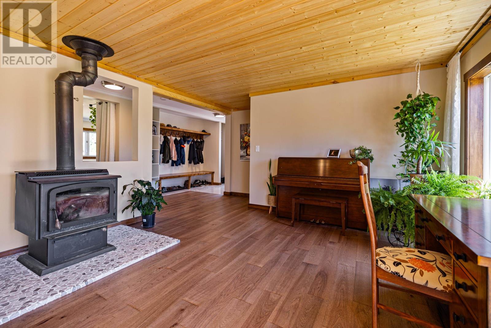 698 Line Road Property Photo 10