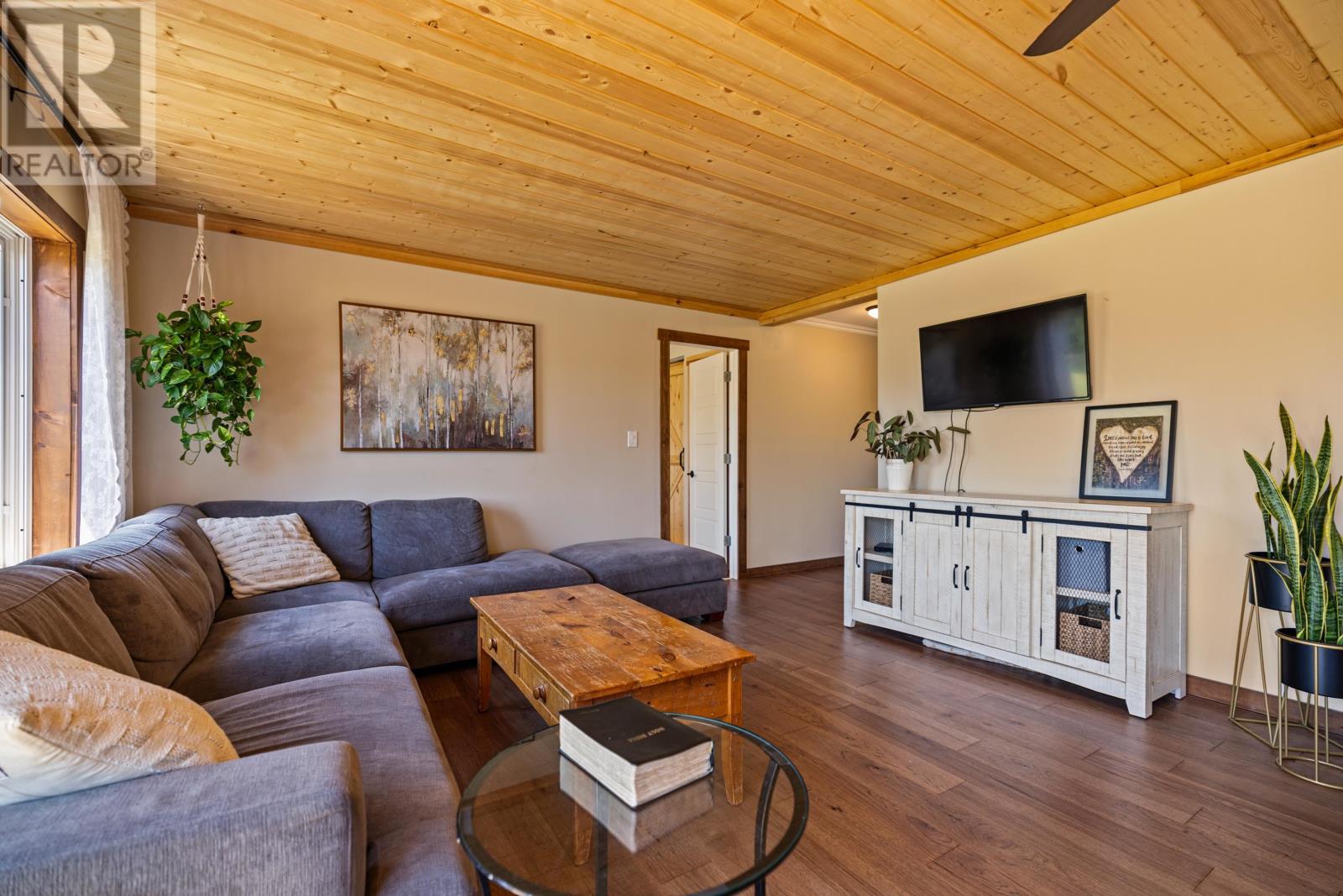 698 Line Road Property Photo 11