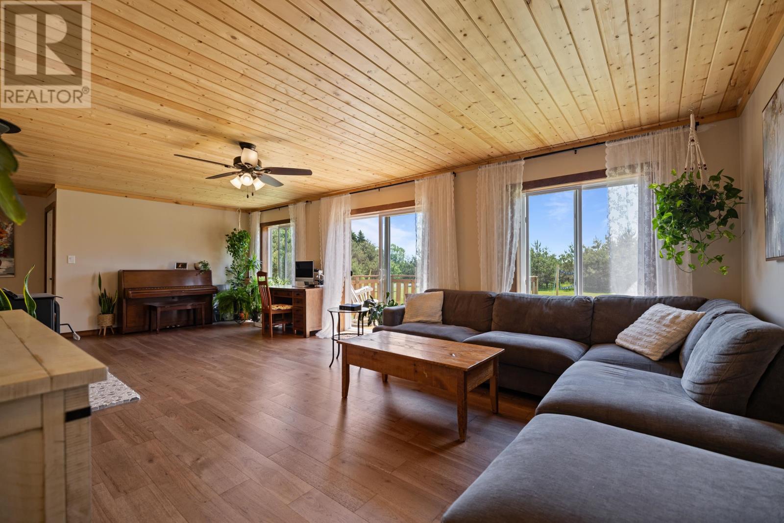 698 Line Road Property Photo 12