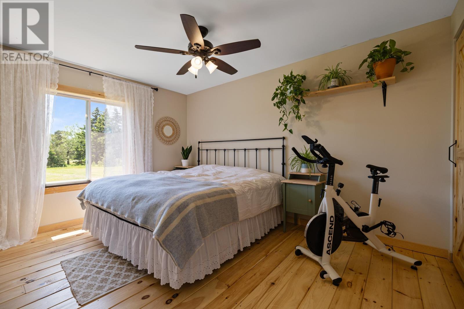 698 Line Road Property Photo 13
