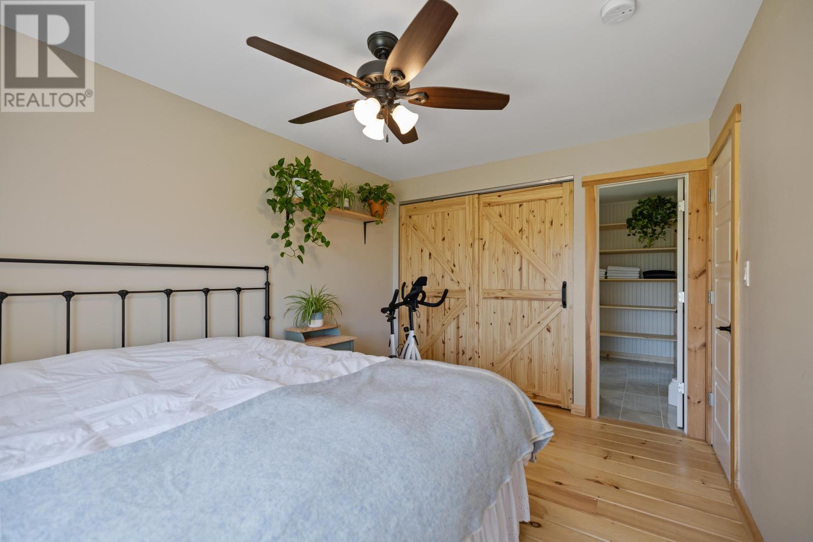 698 Line Road Property Photo 14
