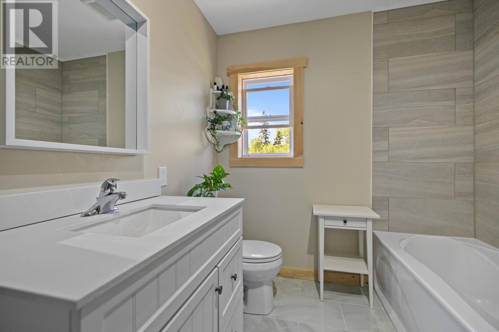 698 Line Road Property Photo 15