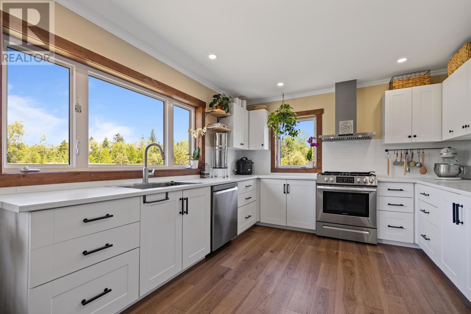698 Line Road Property Photo 20